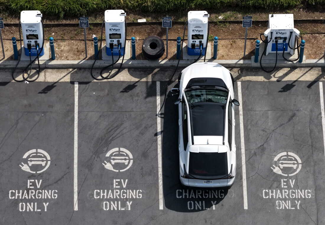 Dans une vue aérienne, un véhicule électrique se recharge sur un chargeur électrique EVgo le 30 mars 2026 à Monrovia, en Californie.