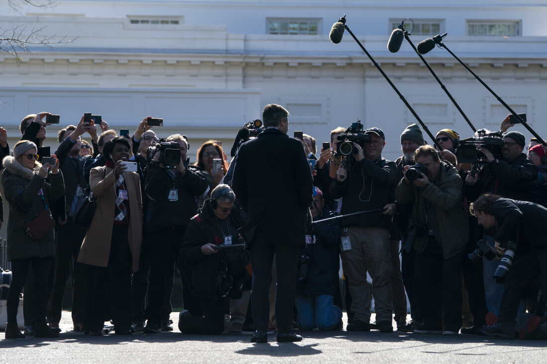 Jim Acosta, alors correspondant de CNN à la Maison Blanche, s'entretient avec des journalistes alors qu'il retourne à la Maison Blanche après que sa carte de presse ait été restaurée le 16 novembre 2018 à Washington.