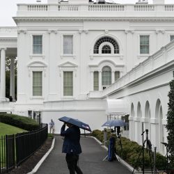 Un juge envisage de rétablir l&rsquo;accès des journalistes à la Maison Blanche après l&rsquo;interdiction de Trump