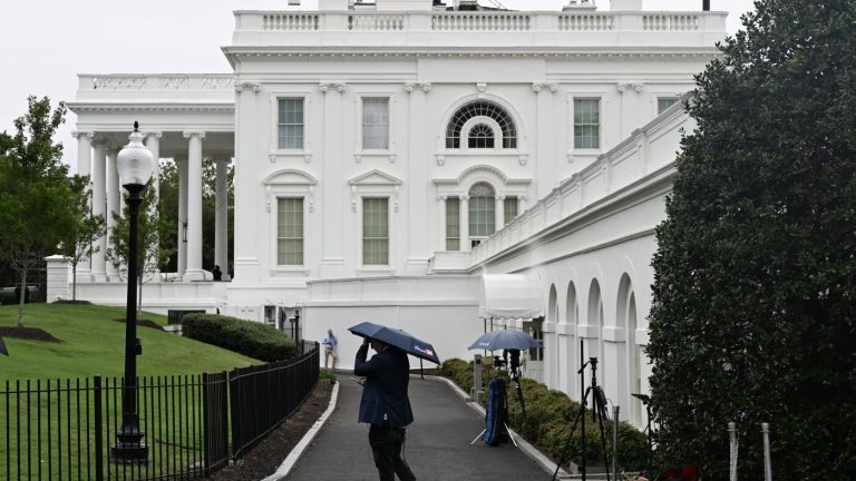 Un juge envisage de rétablir l&rsquo;accès des journalistes à la Maison Blanche après l&rsquo;interdiction de Trump