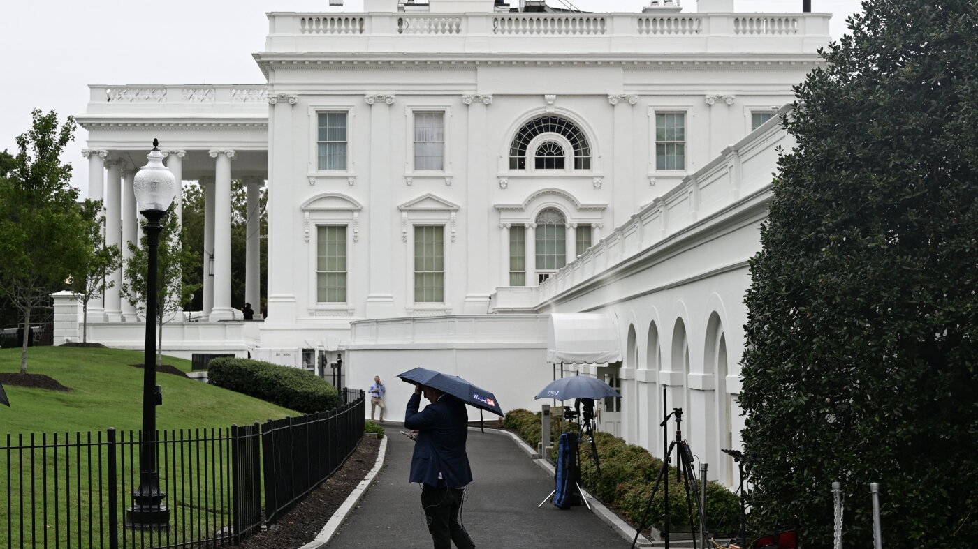Un juge envisage de rétablir l'accès des journalistes à la Maison Blanche après l'interdiction de Trump