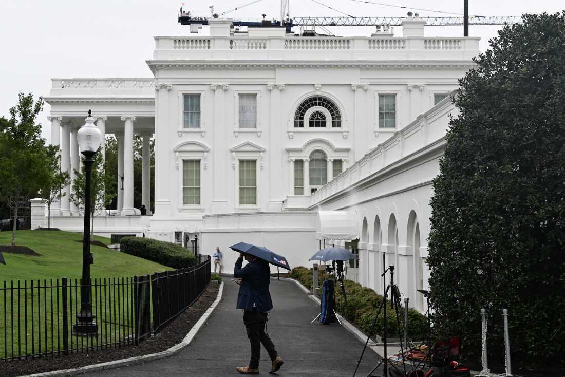 Des membres de la presse sont vus devant la Maison Blanche à Washington, DC, le 21 septembre.