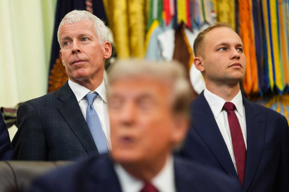 Le PDG de Valar Atomics, Isaiah Taylor (à droite du cadre) et le secrétaire à l'Énergie Chris Wright (à gauche du cadre) se tiennent derrière le président Trump, assis à un bureau, alors qu'il fait une annonce sur l'innovation nucléaire américaine le 24 juillet.