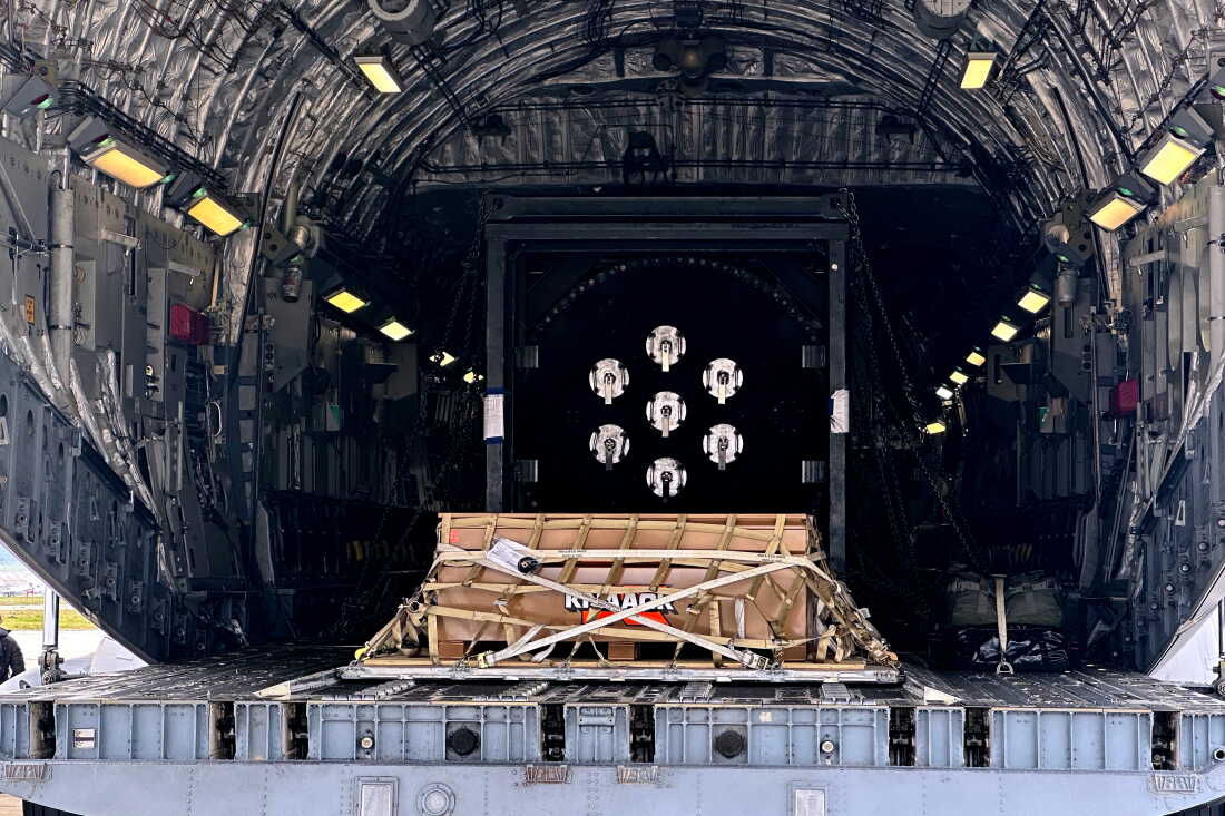 Un microréacteur Valar Atomics est attaché sur une palette à l'intérieur d'un avion C-17 à la base de réserve aérienne de March en Californie le 15 février. Le microréacteur se trouve dans une boîte qui se trouve sur la palette et plusieurs sangles fixent la boîte sur la palette.