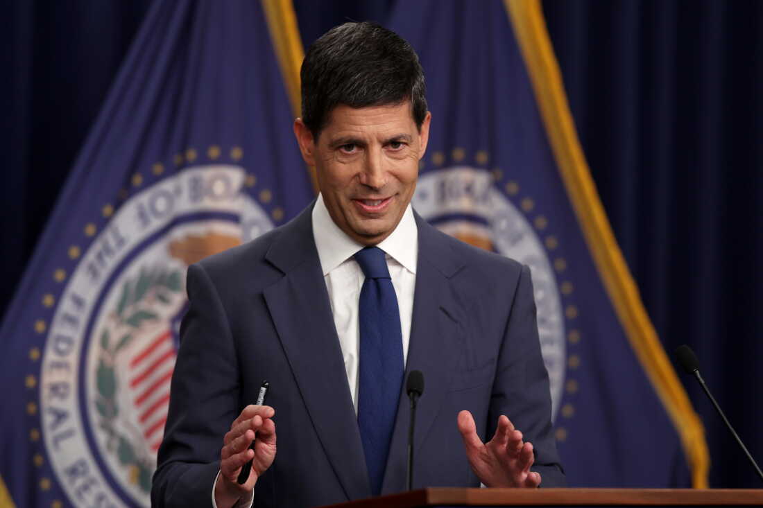 Lors d'une conférence de presse après que la Fed a relevé ses taux, Kevin Warsh a qualifié l'inflation "trop haut."