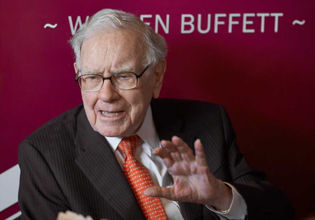 DOSSIER – Warren Buffett, président-directeur général de Berkshire Hathaway, prend la parole lors d'une partie de bridge à la suite de l'assemblée annuelle des actionnaires de Berkshire Hathaway, le 5 mai 2019, à Omaha, Neb.