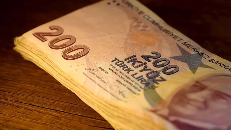 Y aura-t-il une augmentation de salaire pour les retraités ? Tous les regards sont tournés vers la décision de la Cour Constitutionnelle !
