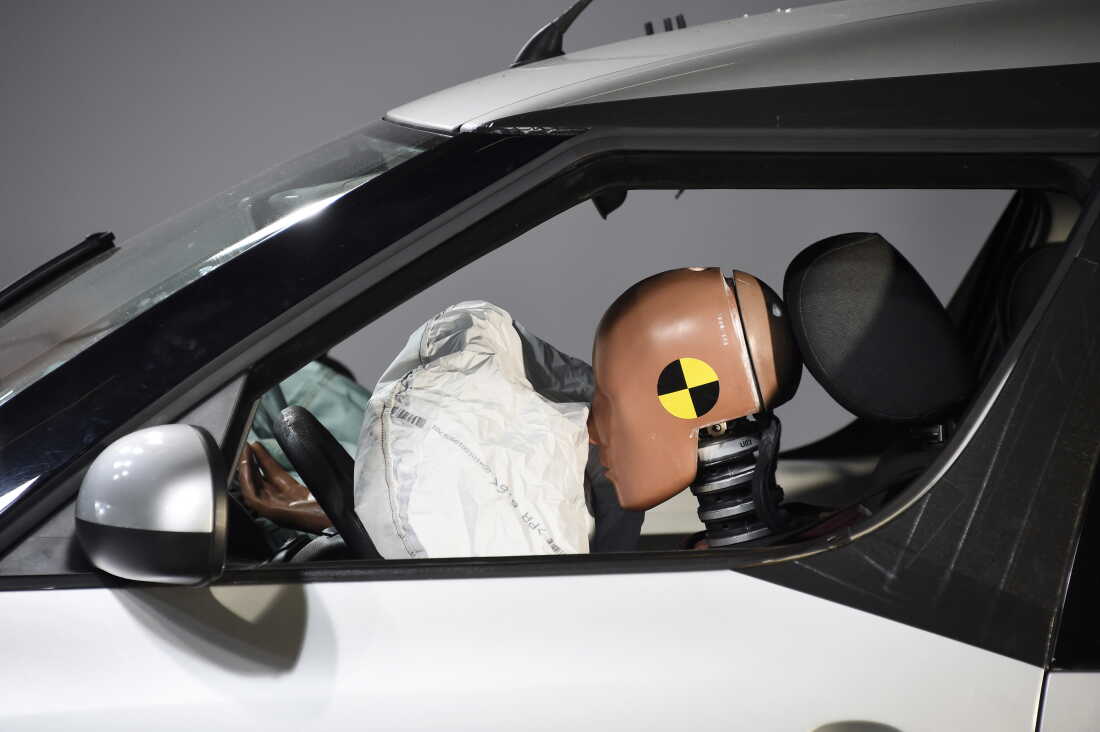 Une voiture et son airbag sont photographiés après un crash test frontal avec une autre voiture, sans ceinture de sécurité bouclée sur la banquette arrière, dans le cadre de la campagne de la Commission française de la sécurité routière (Délégation à la sécurité routière, DSR) "Bouclez votre ceinture de sécurité, soyez attaché à la vie" le 7 novembre 2017 sur le circuit automobile de Linas-Monthlery à Linas, au sud de Paris.