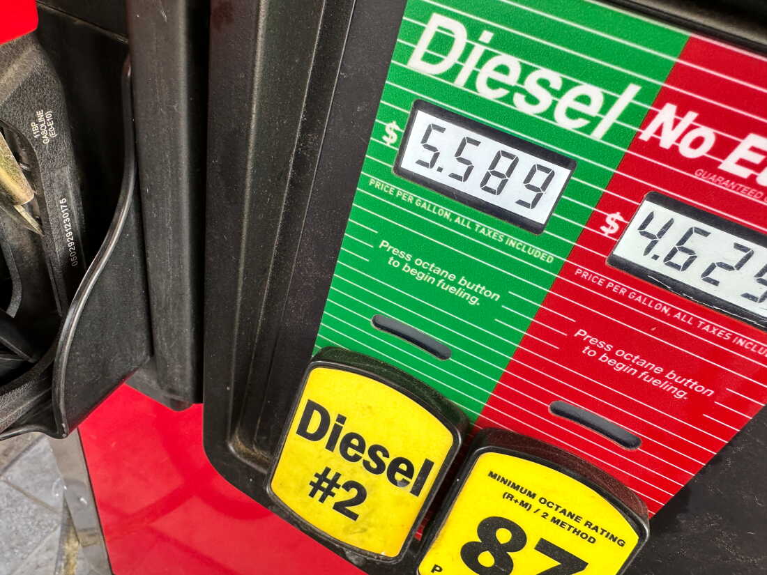 Le carburant diesel est plus cher que l'essence ordinaire, à quelques exceptions près, depuis 2004.
