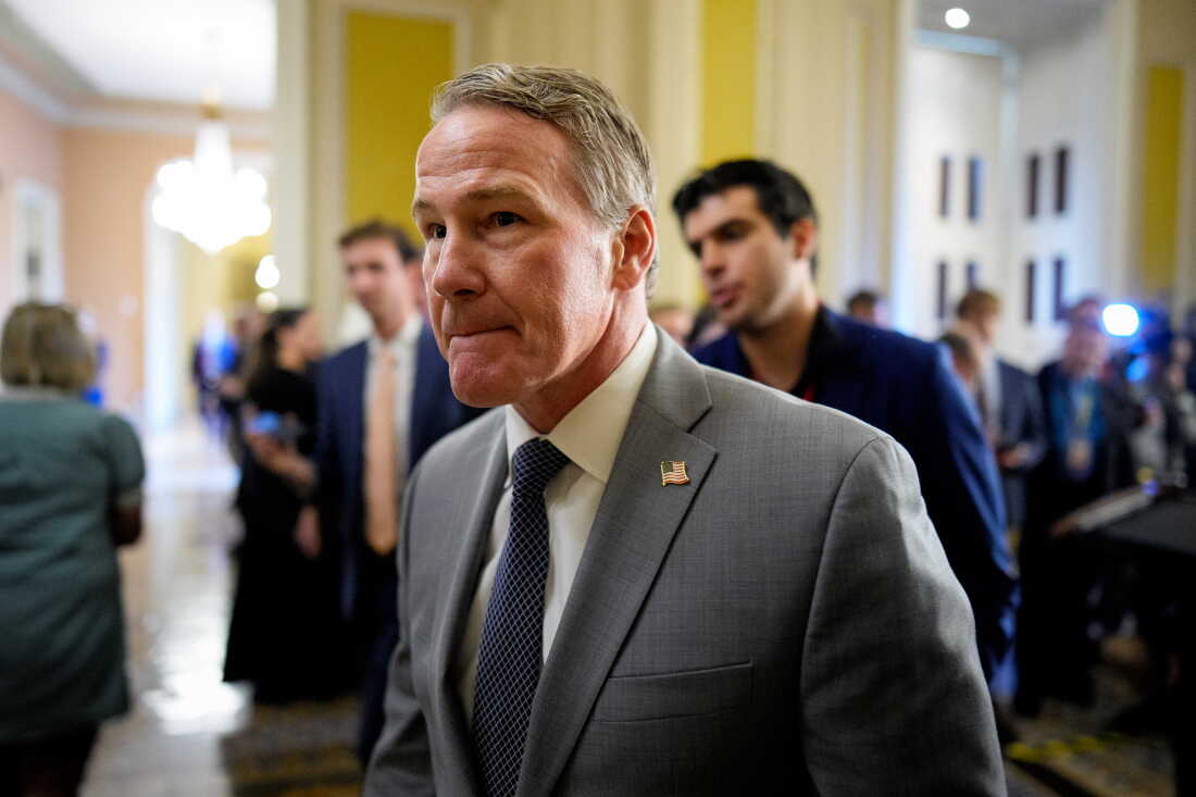 Le sénateur républicain Jon Husted quitte le Capitole des États-Unis le 29 septembre 2026 à Washington, DC Husted est dans une course serrée avec l'ancien sénateur démocrate Sherrod Brown pour remplir les deux années restantes du mandat de JD Vance.