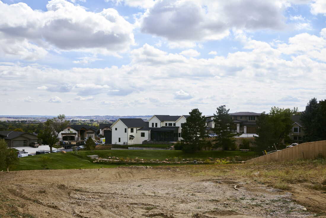 Une maison récemment reconstruite se trouve à côté d’un terrain vide dans le quartier de Louisville. Les incendies de forêt font partie des impacts liés au climat cités par le comté de Boulder dans sa poursuite contre ExxonMobil et Suncor Energy.