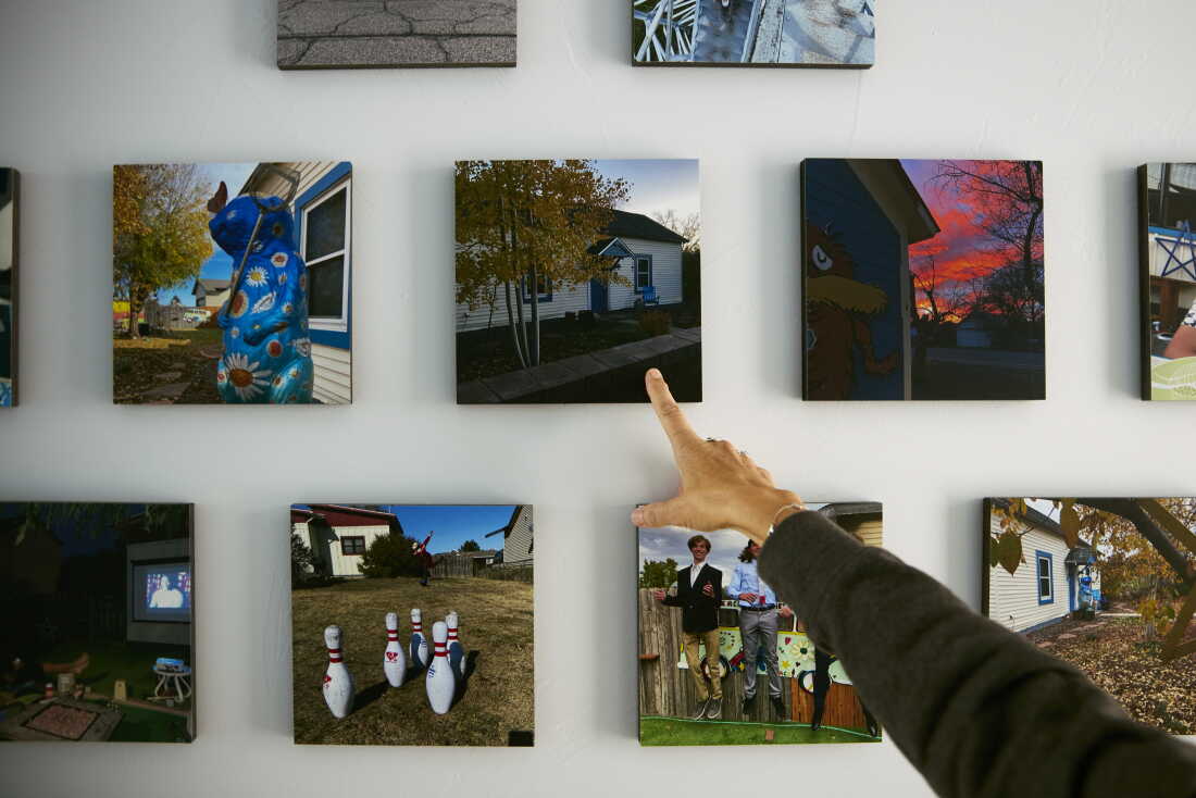 Daryl McCool montre des photographies exposées dans sa maison reconstruite à Superior, au Colorado. McCool a perdu la petite cabane de mineur historique d'un seul étage où elle et sa famille vivaient depuis 25 ans lorsqu'elle a été détruite dans l'incendie de Marshall le 30 décembre 2021. L'incendie fait partie des coûts plus larges liés au climat auxquels sont confrontées les communautés du Colorado.