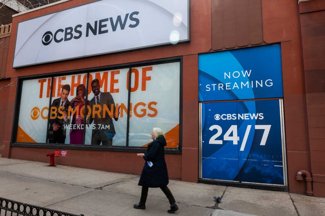 Des gens marchent devant le CBS Broadcast Center à Manhattan le 20 mars 2026 à New York. CBS News et CNN fusionnent dans le cadre de l'acquisition de Paramount et Warner Bros.