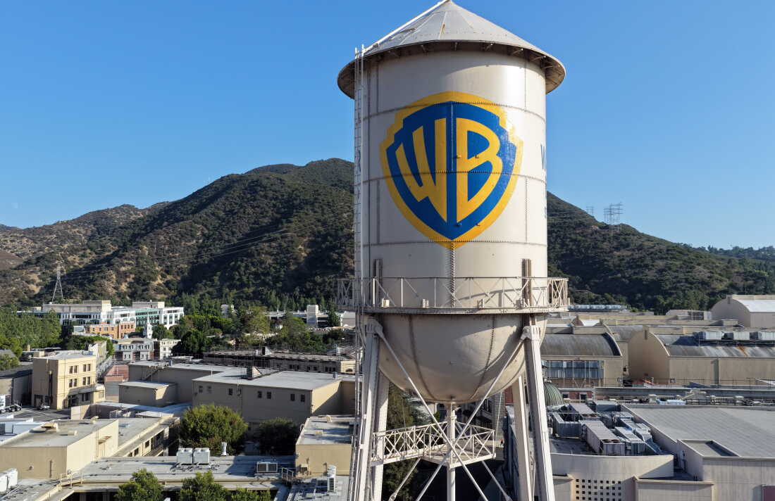 Dans une vue aérienne, le logo Warner Bros. est affiché sur le château d'eau du studio Warner Bros. le mois dernier à Burbank, en Californie.
