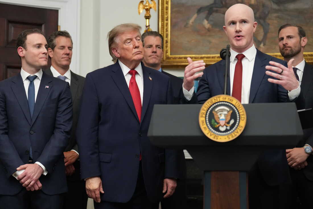 Le PDG et co-fondateur de Coinbase, Brian Armstrong, s'exprime alors que le président Donald Trump rencontre les leaders de la technologie dans la salle Roosevelt de la Maison Blanche, le mercredi 19 août 2026, à Washington. 