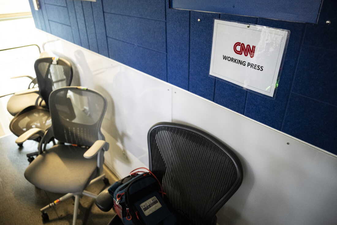 WASHINGTON, DC - 19 SEPTEMBRE : un panneau CNN est accroché au mur derrière la zone de diffusion dans la salle de briefing de la Maison Blanche, le 19 septembre 2026 à Washington, DC.
