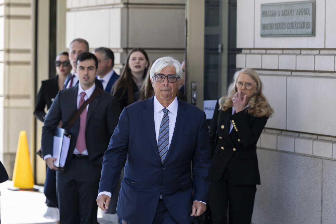 WASHINGTON, DC - 08 OCTOBRE : l'avocat de CNN, MS Now et Politico Ted Boutrous quitte le palais de justice des États-Unis E. Barrett Prettyman le 08 octobre 2026 à Washington, DC.