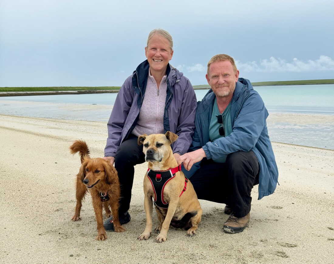 Susan Chinnery et Steve Lewis avec leurs chiens Connie et Truffle sur l'île de Westray dans les Orcades.