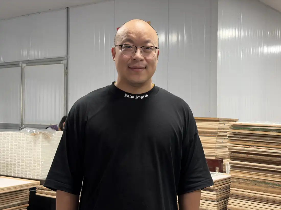 Zhu Xingyao, fabricant de mahjong de deuxième génération dans son usine, a été parmi les premiers à adapter sa ligne de production pour produire des jeux de mahjong de style américain l'année dernière.