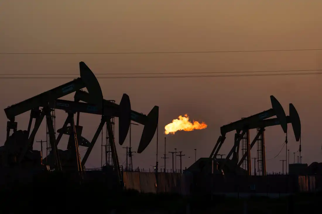 DOSSIER – Une torche brûle du méthane et d’autres hydrocarbures alors que des pompes pétrolières fonctionnent dans le bassin permien à Midland, Texas, le 12 octobre 2021. (AP Photo/David Goldman, File)