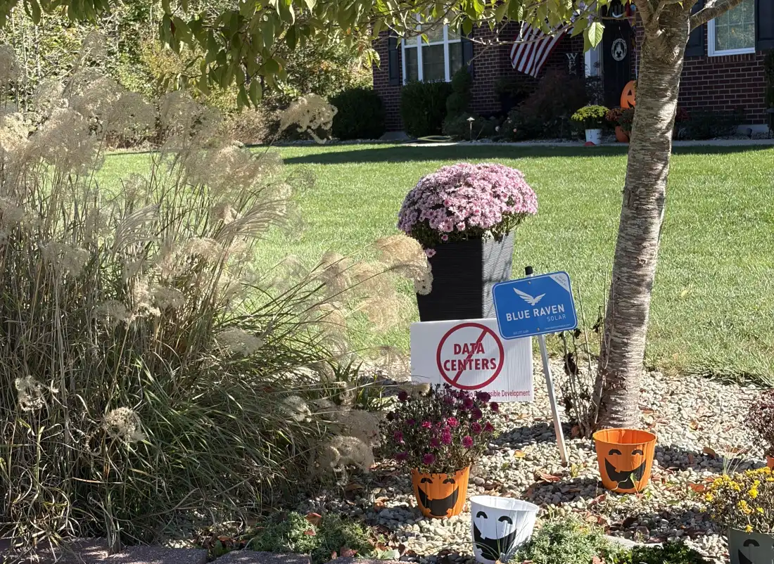 Les panneaux opposés aux centres de données sont plus nombreux que les panneaux de campagne dans un quartier de Mt. Orab, Ohio.