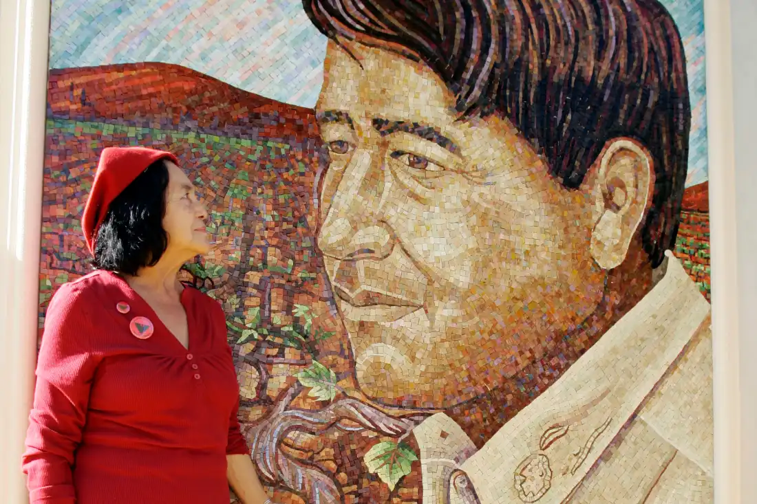 Dolores Huerta regarde une fresque murale représentant feu Cesar Chavez lors de l'inauguration du monument Cesar Chavez sur le campus de l'Université d'État de San Jose à San Jose, en Californie, le 4 septembre 2008.