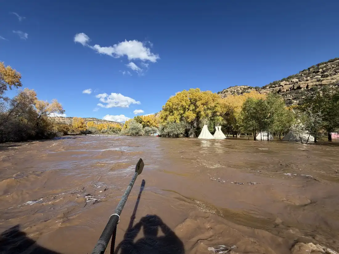 Vendredi, Aaron Schenk a descendu la rivière Animas en rafting à travers le sud-ouest du Colorado jusqu'au Nouveau-Mexique. Il est passé devant un espace événementiel inondé.