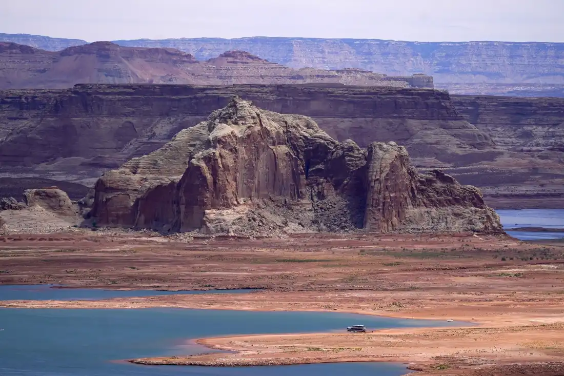 Les faibles niveaux d'eau dans la baie de Wahweap, au lac Powell, le long du bassin supérieur du fleuve Colorado, sont photographiés, le 9 juin 2021, à la frontière de l'Utah et de l'Arizona à Wahweap, en Arizona.