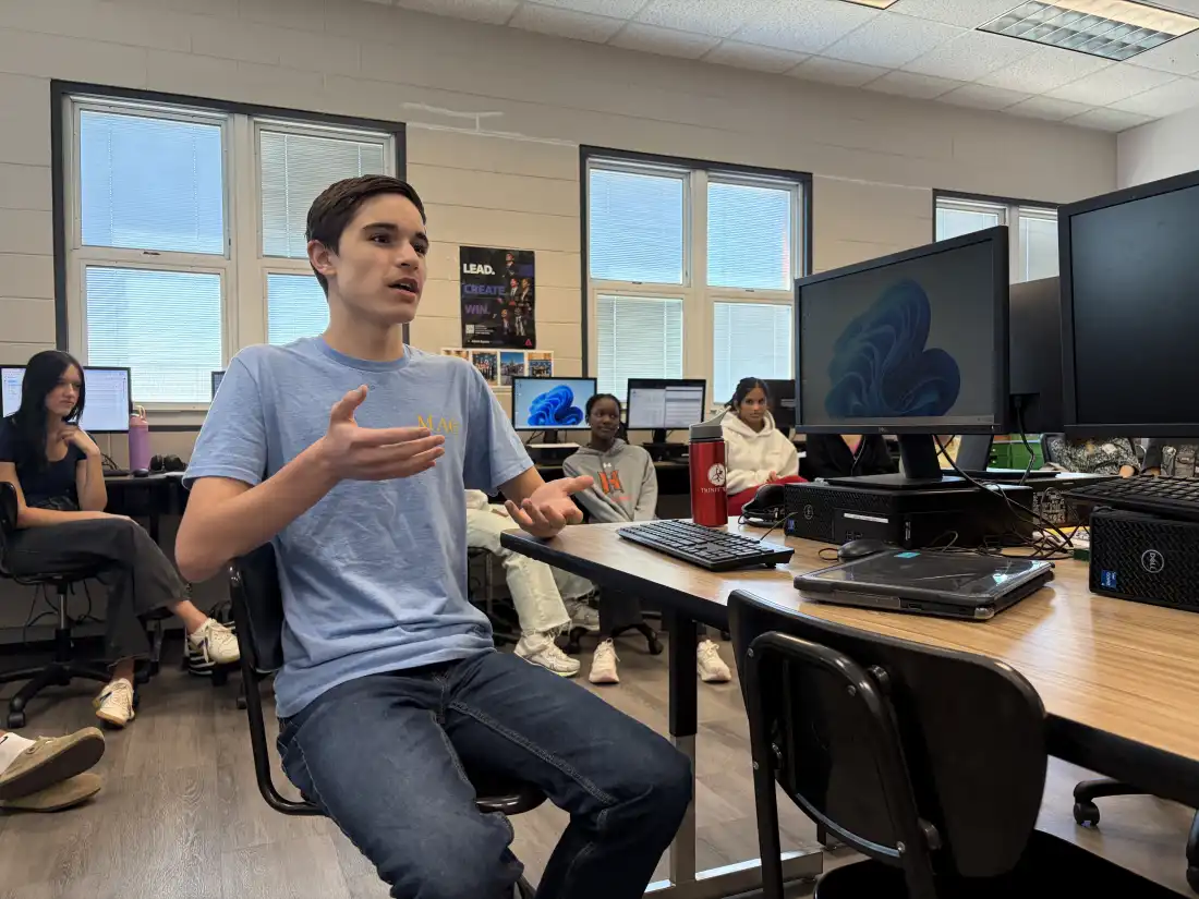 Lucas McKinney participe à une discussion sur les facteurs externes qui affectent une entreprise et les consommateurs lors de son cours AP Business with Personal Finance à la Hoover High School le 6 octobre 2026.