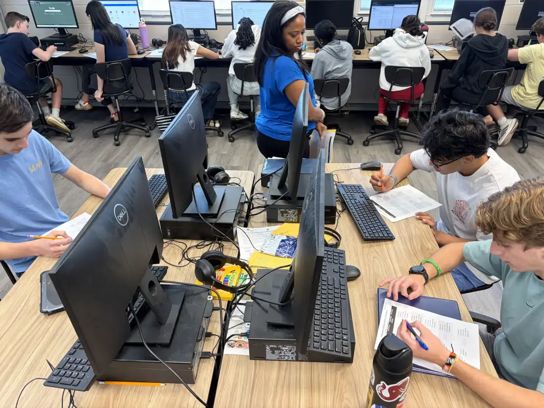 L'enseignante Gerri Kimble surveille son cours AP Business with Personal Finance dans le cadre d'un travail sur les facteurs externes qui affectent les résultats financiers des personnes et des entreprises à la Hoover High School le 6 octobre 2026.