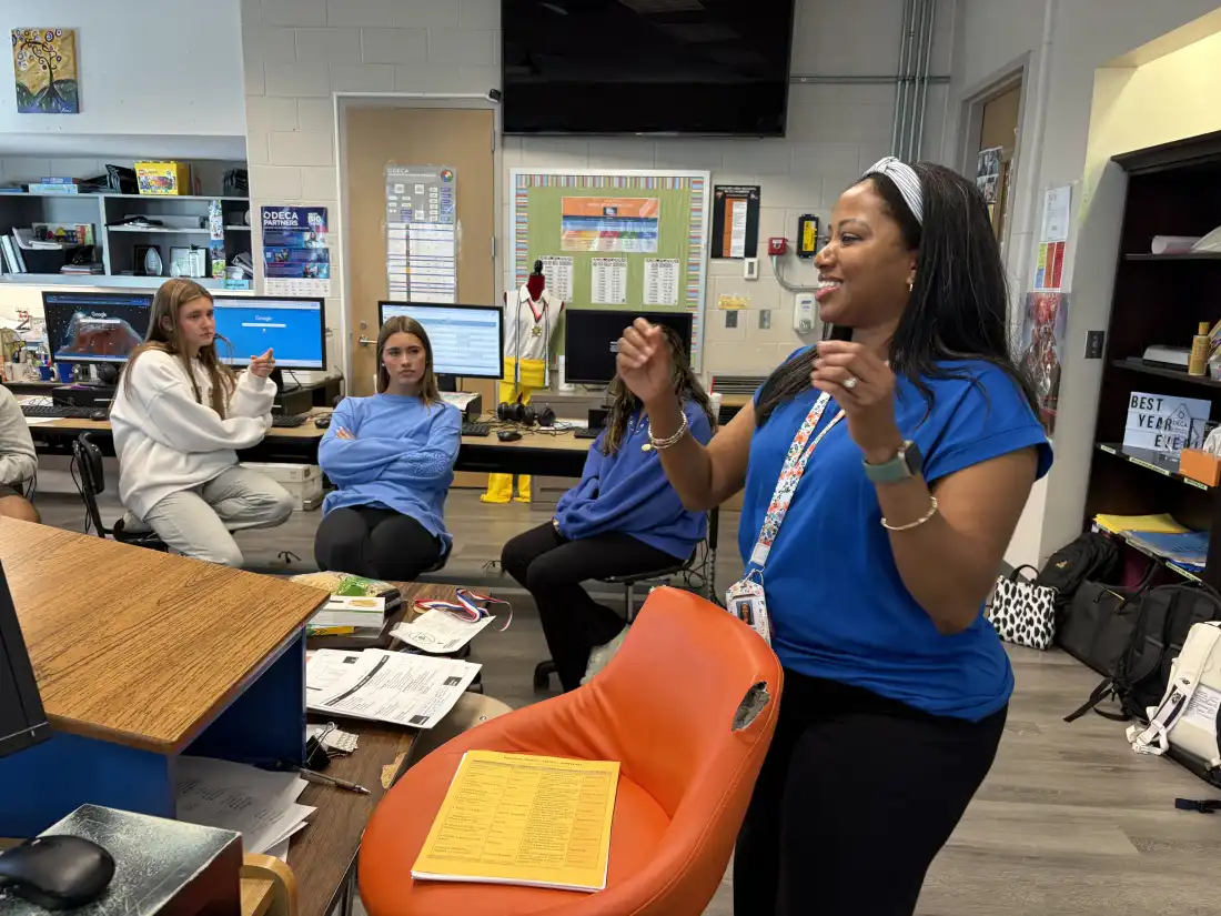 Gerri Kimble, professeur d'AP Business avec Personal Finance, parle avec des étudiants de leur emploi à temps partiel et de l'épargne de leurs revenus à la Hoover High School le 6 octobre 2026.