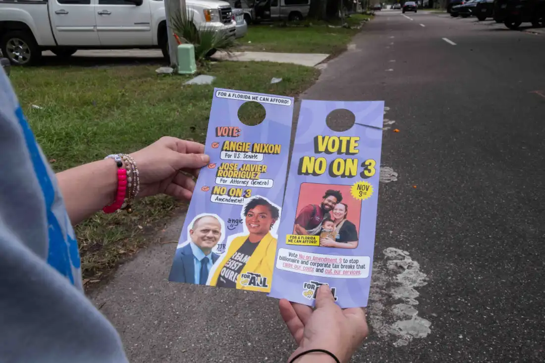 Les accroches-portes de Florida Rising ont "Votez non sur le 3" d'un côté et "Votez Angie Nixon pour le Sénat américain, votez Jose Javier Rodriguez pour le procureur général et votez non sur 3." de l'autre côté.
