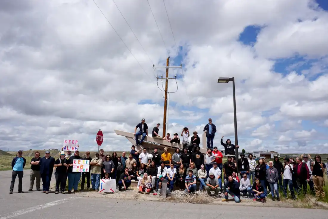 Les étudiants et le personnel se rassemblent devant le site Wind River Job Corps à Riverton, Wyoming, le 4 juin 2025. Ils se rassemblaient contre les efforts de l'administration Trump pour suspendre les opérations, qui ont ensuite été bloquées par des poursuites judiciaires.