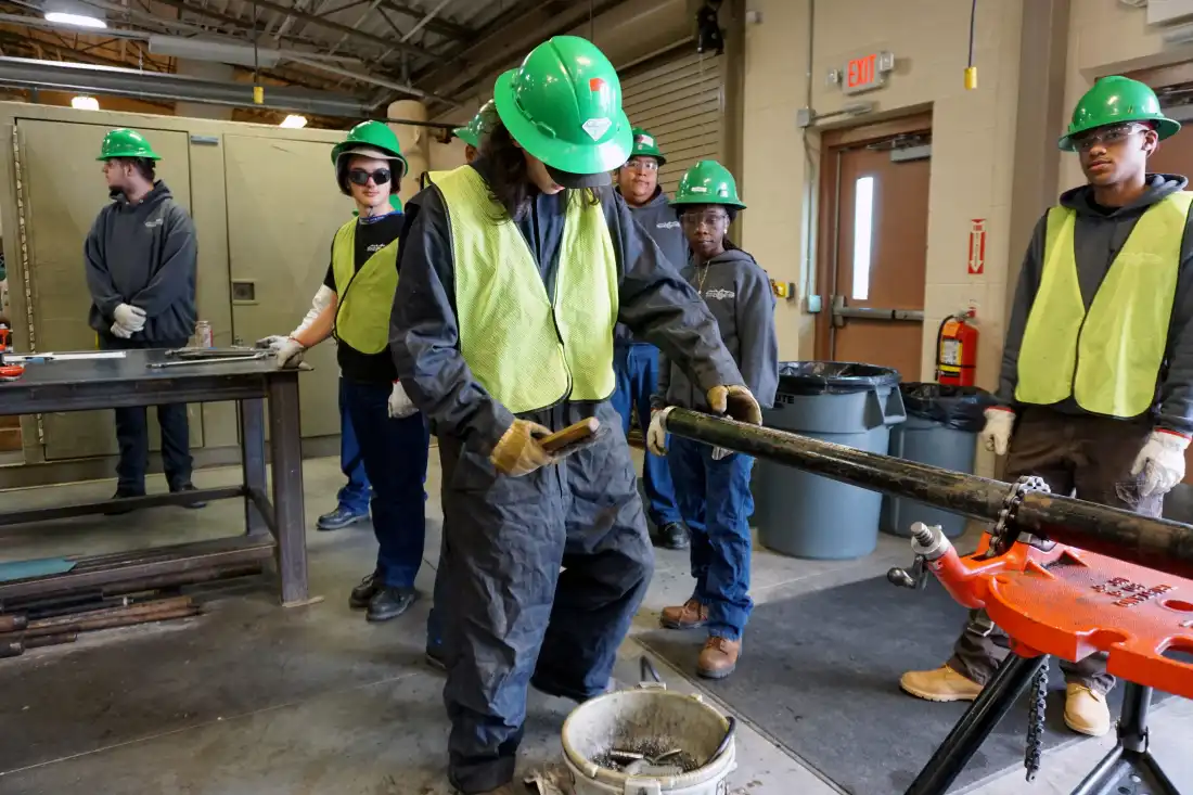 Les étudiants du Wind River Job Corps formés pour devenir techniciens pétroliers apprennent à couper et raccorder des tuyaux à Riverton, Wyoming, le 17 septembre 2026.