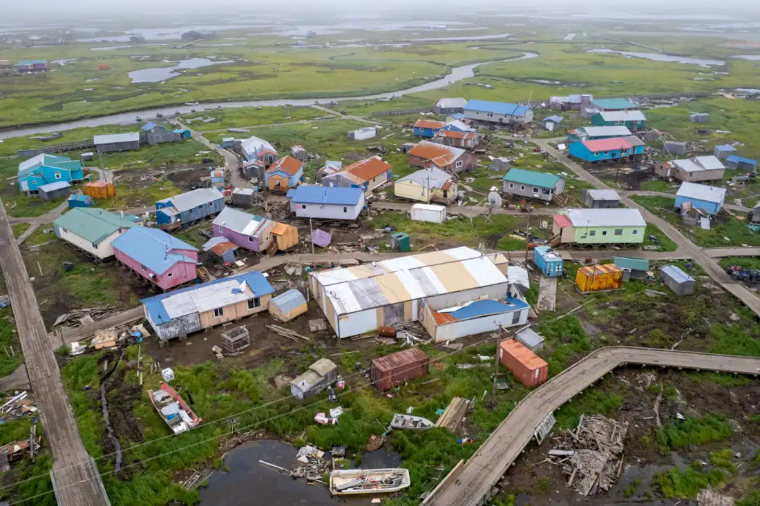 Kipnuk dix mois après que l'ex-typhon Halong ait frappé les côtes de l'Alaska en octobre 2025.