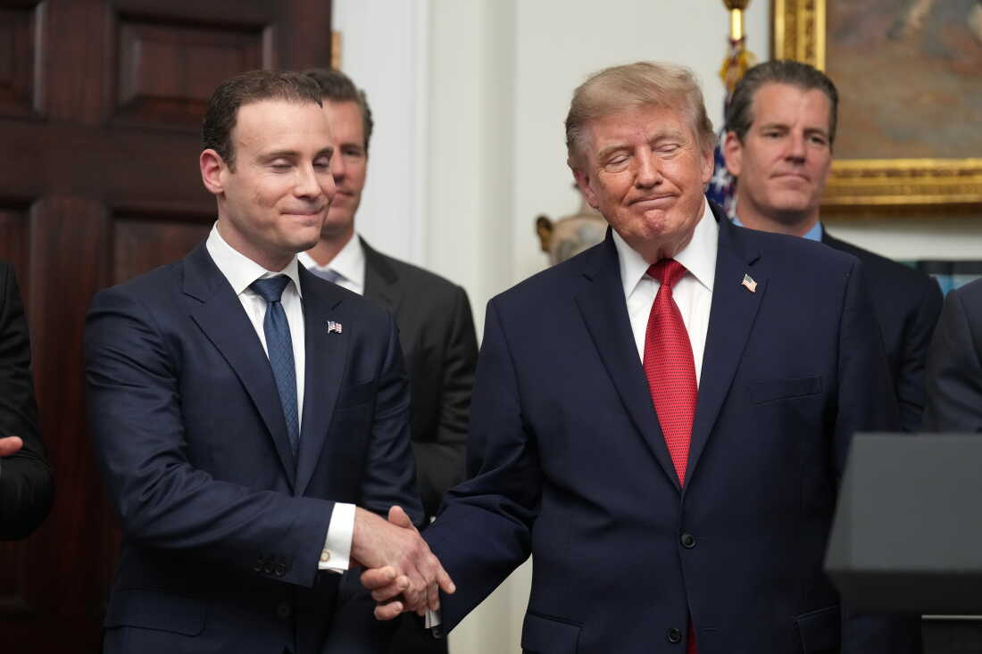 Le président Donald Trump serre la main du président de la Commodity Futures Trading Commission (CFTC), Michael Selig, lors d'une réunion avec les leaders de la technologie dans la salle Roosevelt de la Maison Blanche, le mercredi 19 août 2026, à Washington. (Photo AP/Jacquelyn Martin)