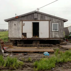 Après la tempête de l&rsquo;année dernière, cette ville isolée de l&rsquo;Alaska continue de ramasser les morceaux