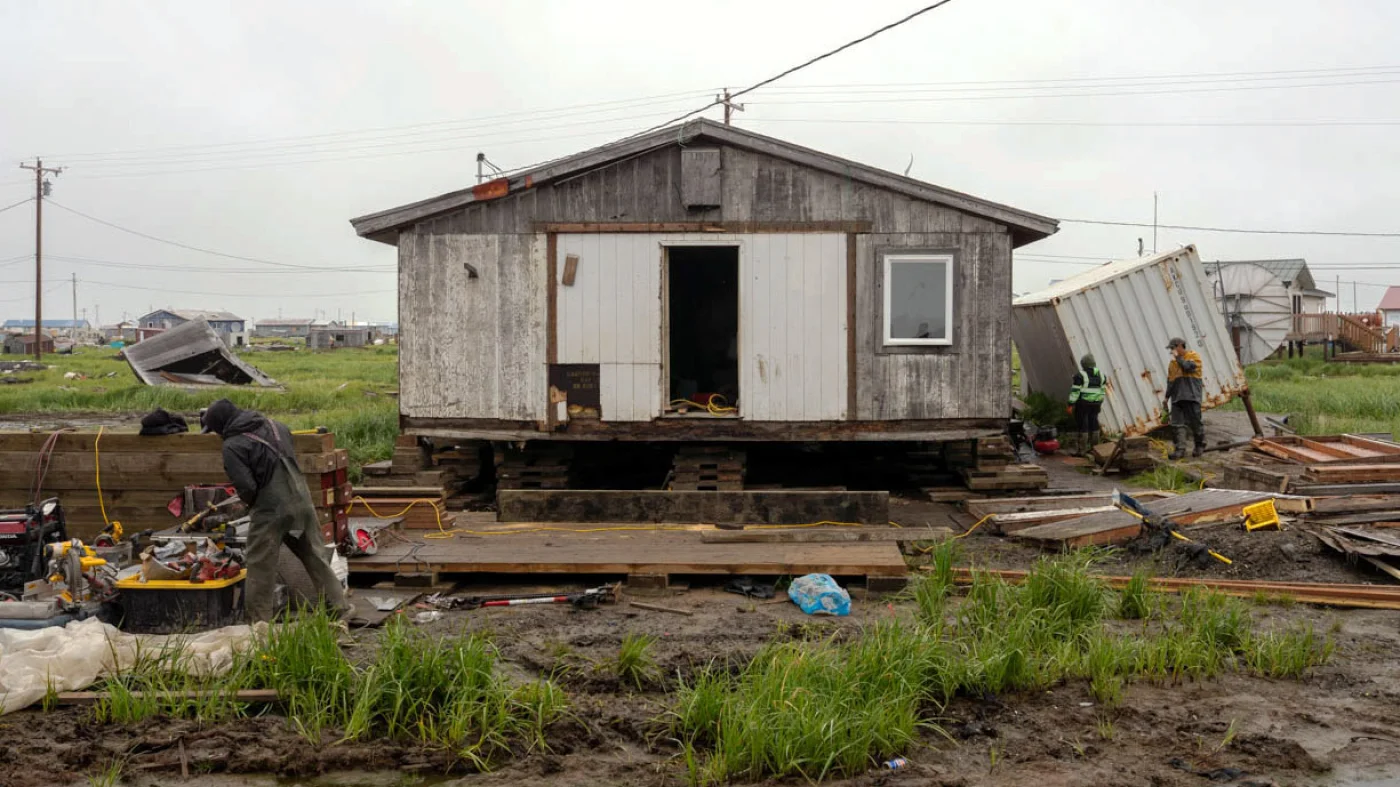 Après la tempête de l'année dernière, cette ville isolée de l'Alaska continue de ramasser les morceaux