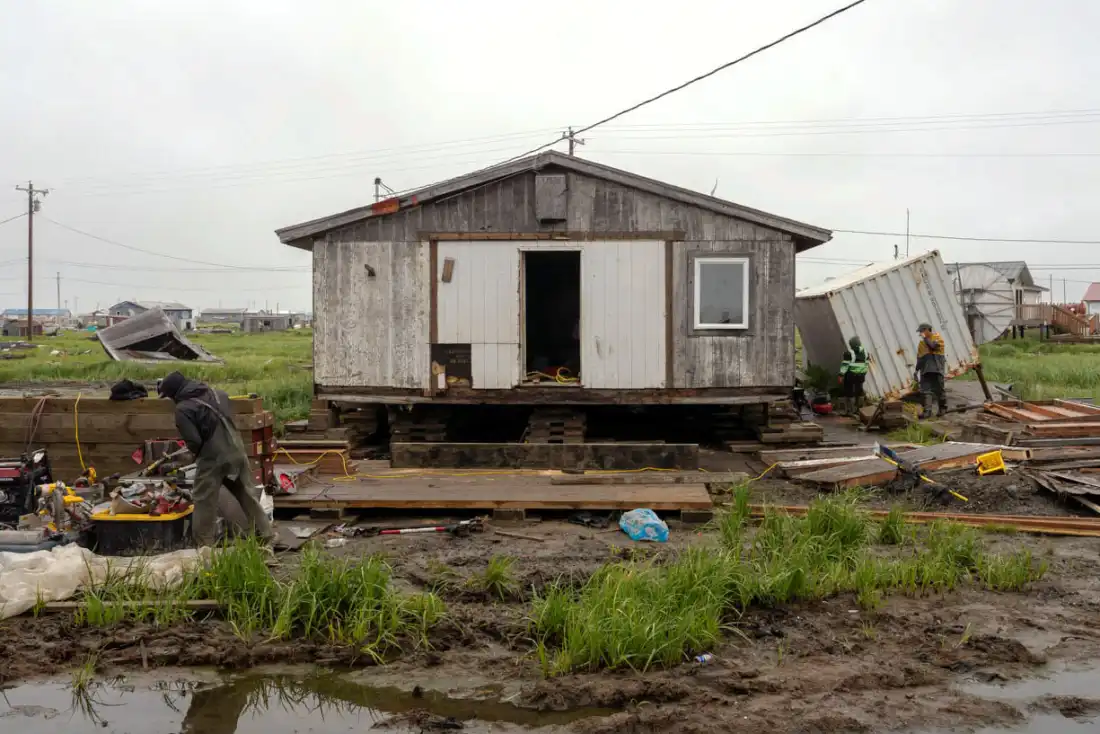 Les équipes de construction travaillent sur des maisons et d'autres bâtiments dans tout Kipnuk après que l'ancien typhon Halong a frappé la côte de l'Alaska en octobre 2025.