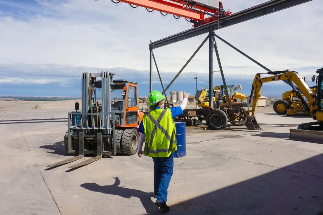 L'étudiante Destiney May, 17 ans, montre la machinerie lourde qu'elle apprend à réparer sur le campus de Wind River Job Corps à Riverton, Wyoming, le 17 septembre 2026.