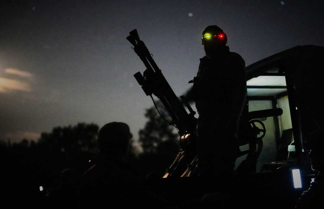 Un soldat ukrainien se tient prêt à se défendre contre une attaque de drone russe.