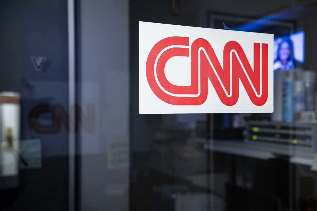 WASHINGTON, DC - 19 SEPTEMBRE : signalisation de CNN sur le stand du réseau dans la zone de presse de la Maison Blanche après que les journalistes du réseau se soient vu refuser l'entrée sur le terrain de la Maison Blanche, le 19 septembre 2026 à Washington, DC.