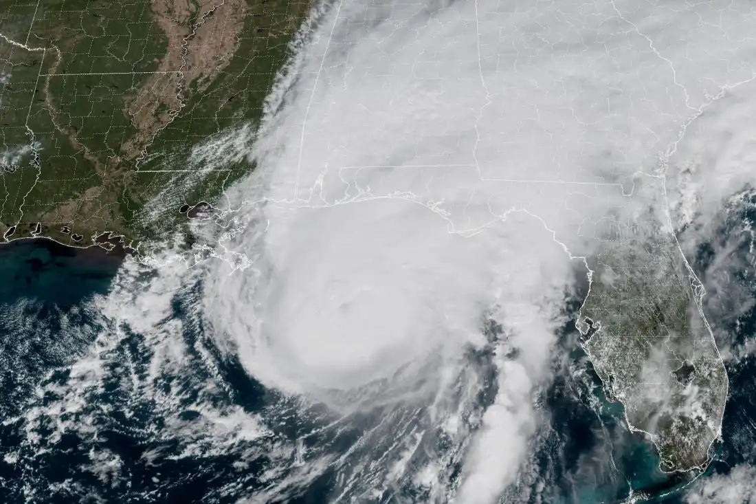 Une image satellite fournie par la National Oceanic and Atmospheric Administration (NOAA) montre l'ouragan Isaias s'approchant de la côte du golfe de l'Alabama et de la Floride le vendredi 9 octobre 2026.