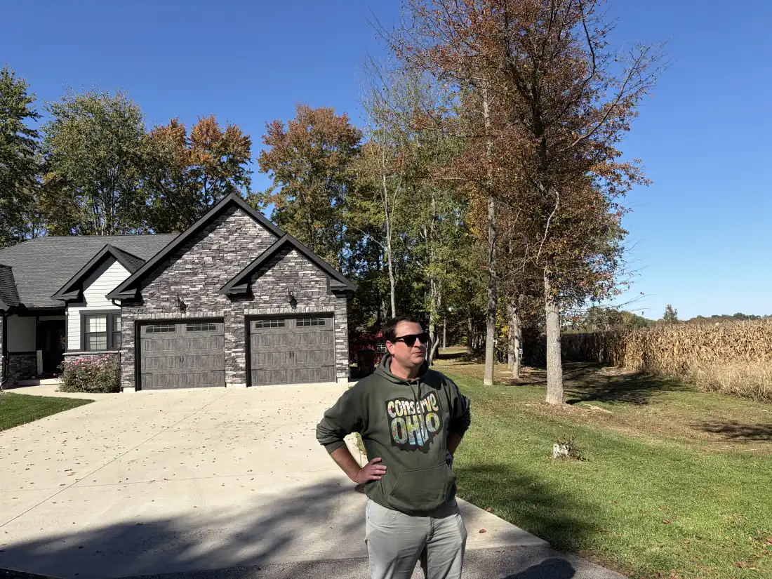 Nick Owens, avocat du comté de Brown, dans l'Ohio, se trouve à la lisière d'un quartier du mont Orab, jouxtant des terres agricoles qui ont été vendues à un développeur de centres de données. Owens mène un effort visant à mettre un terme à la construction de centres de données à grande échelle dans des communautés comme celle-ci.