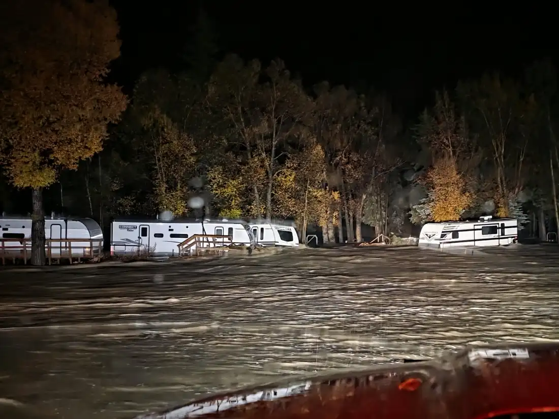 Les eaux de crue entourent les caravanes du terrain de camping et de la partie camping-car Fun Valley Family Resort à South Fork, Colorado, tôt le vendredi 23 octobre 2026.