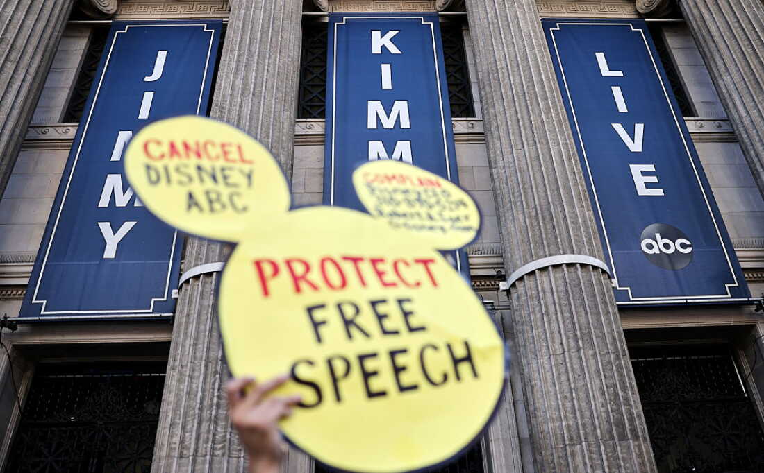 Un manifestant agite un "Protéger la liberté d'expression" signe suite à une protestation contre la suspension du "Jimmy Kimmel en direct!" spectacle, qui s'est tenu près du théâtre où le spectacle est produit à Hollywood, le 22 septembre 2025 à Los Angeles, en Californie.