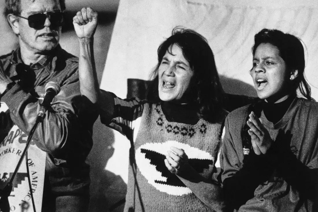 Dolores Huerta, au centre, mène un rassemblement dans le Mission District de San Francisco le 19 novembre 1988, aux côtés de Howard Wallace, président de la section de San Francisco de l'UFW, à gauche, et Maria Elena Chavez, 16 ans, fille de Cesar Chavez, à droite.