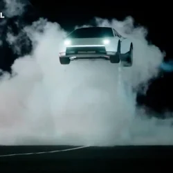 Elon Musk présente la Tesla Roadster capable de voler
