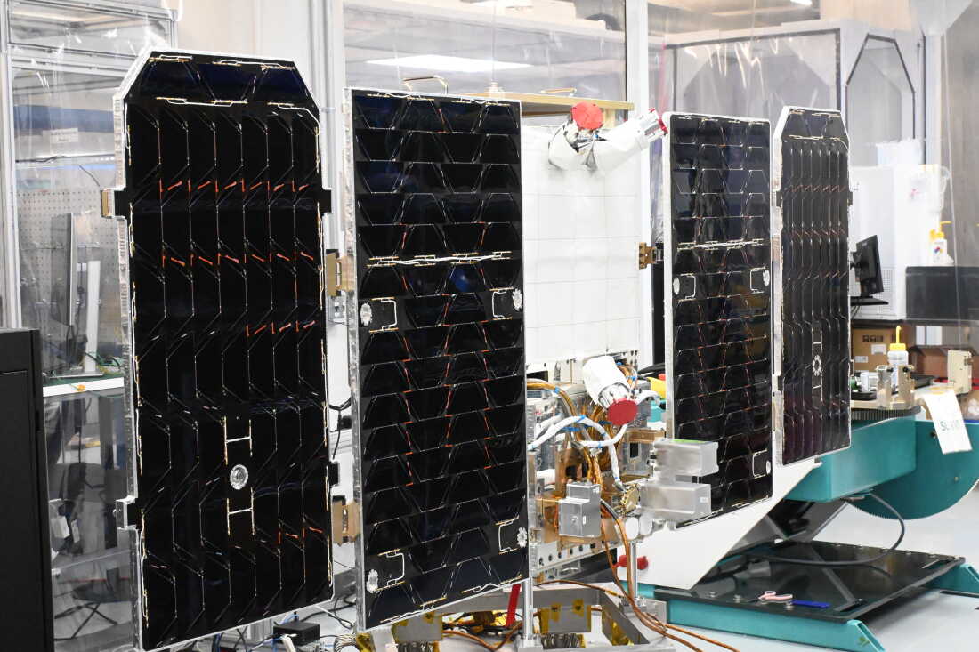 Un prototype du satellite Project Suncatcher dans les installations de Planet Labs à San Francisco, en Californie.