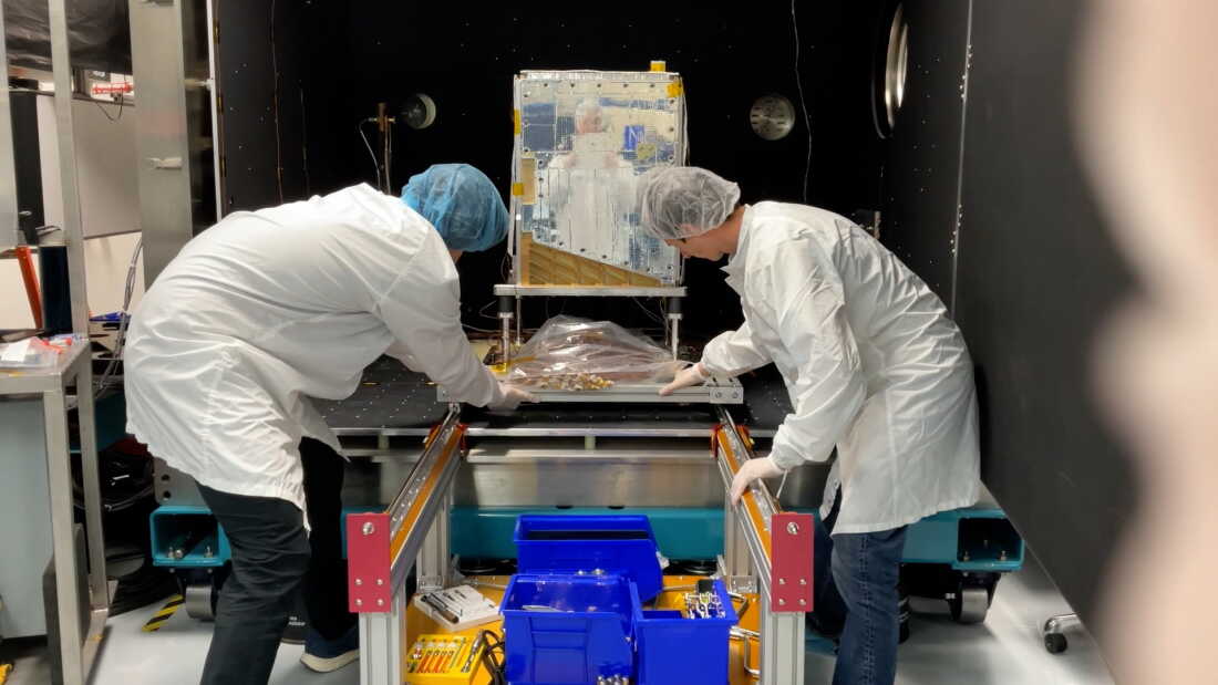 Le prototype de satellite a été testé dans une chambre à vide thermique qui simule à la fois l'environnement thermique et sous vide de l'espace.